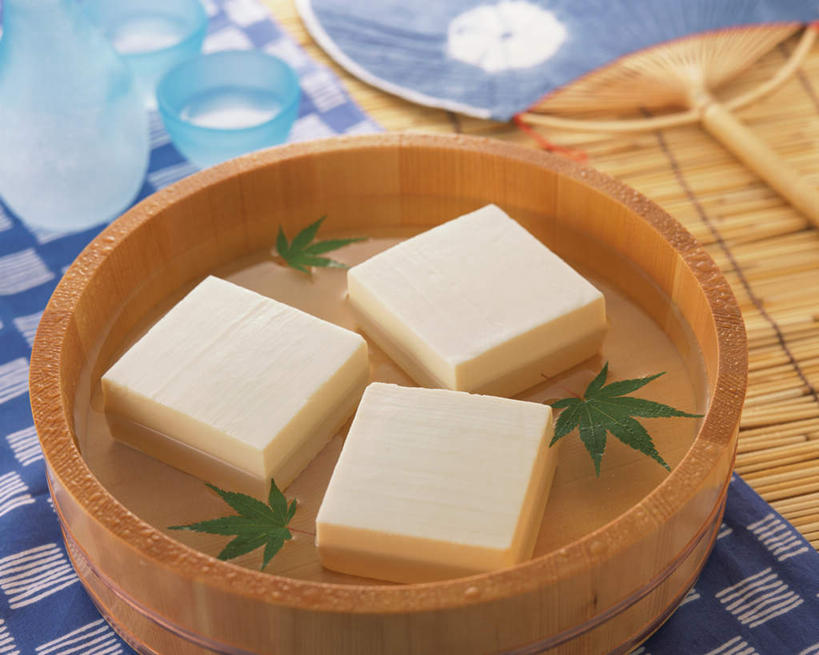 豆腐,无人,交叉,横图,俯视,室内,特写,白天,烹饪,餐桌,桌子,竹子,餐具,阴影,竹制,编织,光线,碟子,篮子,盘,影子,日本料理,料理,食品,菜肴,美食,食物,三个,白色,盘子,竹篮,碟,日式料理,日式,佳肴,餐台,竹条,交织,竹制品,豆制品,穿插,彩图,高角度拍摄