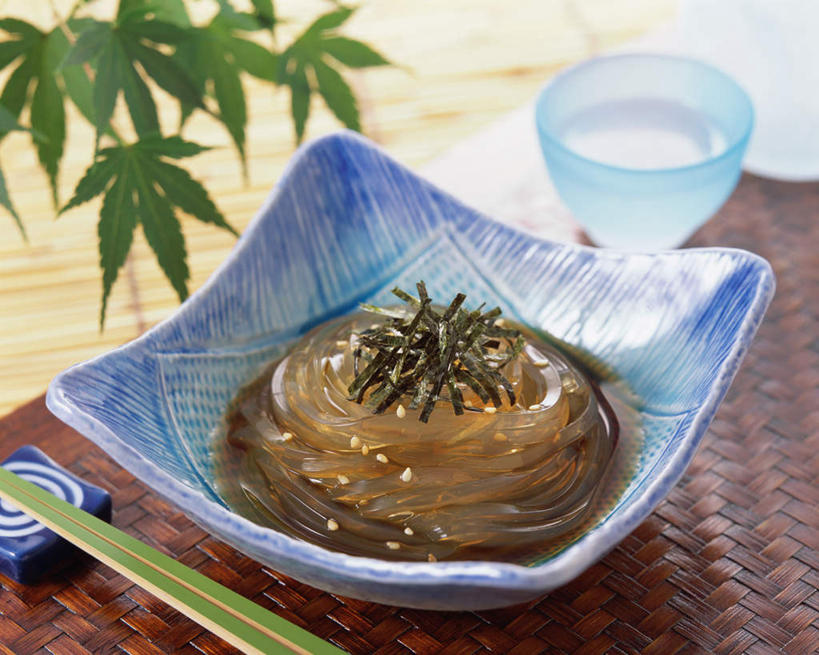 面食,面条,无人,横图,俯视,室内,特写,白天,烹饪,餐桌,筷子,桌子,餐具,阴影,光线,影子,陶瓷,醋,调料,面,日本料理,料理,食品,陶瓷制品,调味品,调味料,文化,传统,菜肴,美食,食物,容器,碗,日式料理,日式,佳肴,餐台,储藏,礼节,储存,礼仪,进餐用具,彩图,高角度拍摄,贮存