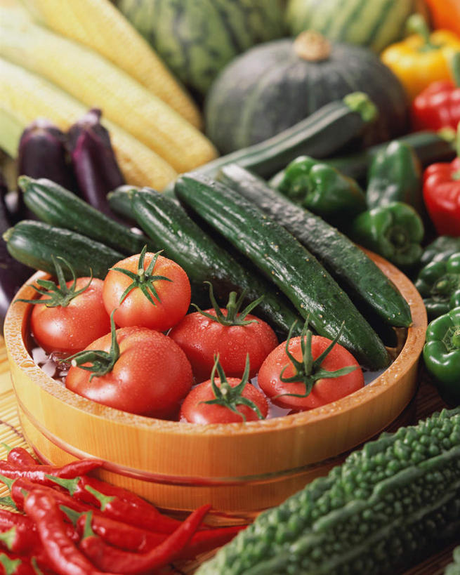 蒸笼,无人,竖图,俯视,室内,特写,白天,烹饪,餐桌,桌子,西瓜,黄瓜,辣椒,蔬菜,西红柿,厨具,水果,许多,竹制,新鲜,生食,食品,果实,西葫芦,很多,食物,白瓜,有机食品,绿色食品,餐台,竹制品,笼屉,烹饪用具,辣角,红海椒,大椒,辣虎,广椒,茭瓜,烹调用具,寒瓜,青瓜,辣子,胡瓜,红辣椒,海椒,番茄,番椒,烹调,彩图,高角度拍摄