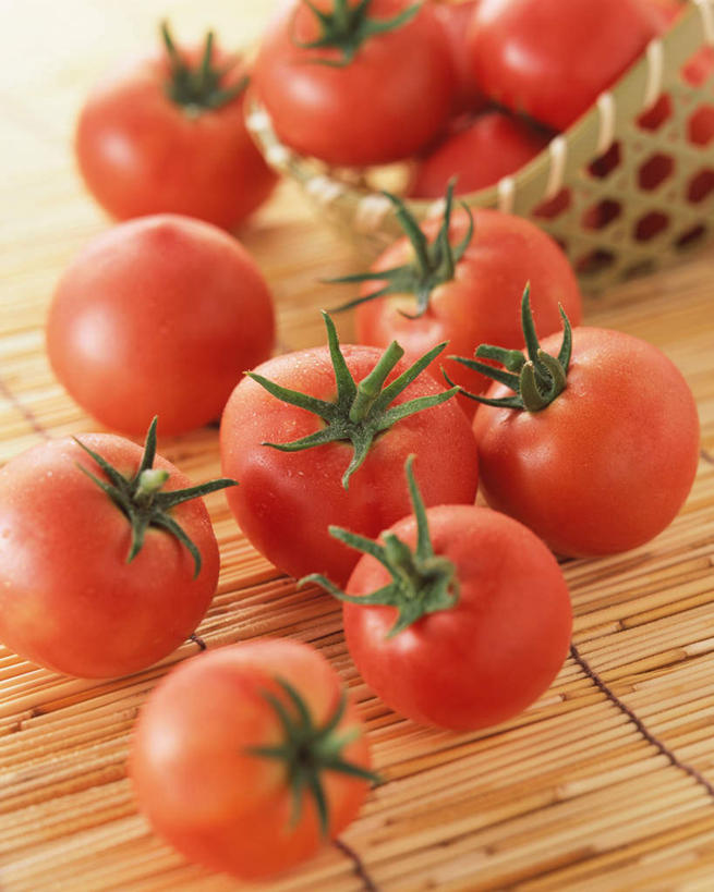 无人,交叉,竖图,俯视,室内,特写,白天,餐桌,桌子,竹子,蔬菜,西红柿,许多,竹制,新鲜,编织,篮子,食品,很多,食物,红色,竹篮,有机食品,绿色食品,餐台,竹条,交织,竹制品,穿插,番茄,彩图,高角度拍摄