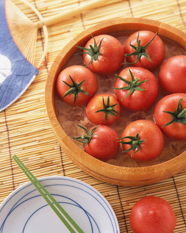 蒸笼,无人,竖图,俯视,室内,特写,白天,烹饪,餐桌,筷子,桌子,蔬菜,西红柿,餐具,厨具,许多,竹制,新鲜,陶瓷,食品,陶瓷制品,很多,文化,传统,食物,红色,容器,碗,有机食品,绿色食品,餐台,储藏,礼节,竹制品,储存,笼屉,礼仪,烹饪用具,进餐用具,烹调用具,番茄,烹调,彩图,高角度拍摄,贮存