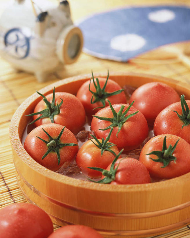 蒸笼,无人,竖图,俯视,室内,特写,白天,烹饪,餐桌,筷子,桌子,蔬菜,西红柿,餐具,厨具,许多,竹制,新鲜,陶瓷,食品,陶瓷制品,很多,文化,传统,食物,红色,容器,碗,有机食品,绿色食品,餐台,储藏,礼节,竹制品,储存,笼屉,礼仪,烹饪用具,进餐用具,烹调用具,番茄,烹调,彩图,高角度拍摄,贮存