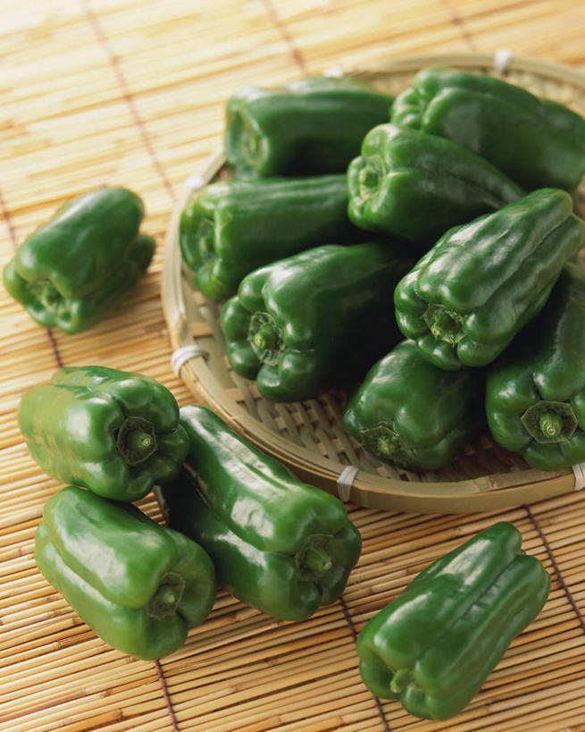 无人,交叉,竖图,俯视,室内,特写,白天,餐桌,桌子,竹子,蔬菜,许多,竹制,新鲜,编织,篮子,青椒,食品,很多,食物,绿色,竹篮,有机食品,绿色食品,餐台,竹条,交织,竹制品,大椒,菜椒,穿插,甜椒,柿子椒,灯笼椒,彩图,高角度拍摄