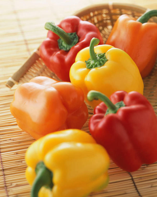 无人,交叉,竖图,俯视,室内,特写,白天,餐桌,桌子,竹子,辣椒,蔬菜,许多,竹制,新鲜,编织,篮子,食品,很多,食物,红色,竹篮,橙色,有机食品,绿色食品,餐台,竹条,交织,竹制品,彩椒,辣角,红海椒,大椒,辣虎,广椒,穿插,甜椒,柿子椒,辣子,海椒,番椒,灯笼椒,彩图,高角度拍摄