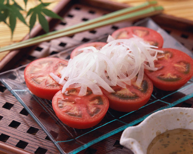 无人,横图,俯视,室内,特写,白天,餐桌,筷子,桌子,蔬菜,西红柿,餐具,阴影,新鲜,光线,碟子,盘,影子,食品,文化,传统,食物,盘子,碟,有机食品,绿色食品,餐台,礼节,礼仪,进餐用具,番茄,彩图,高角度拍摄