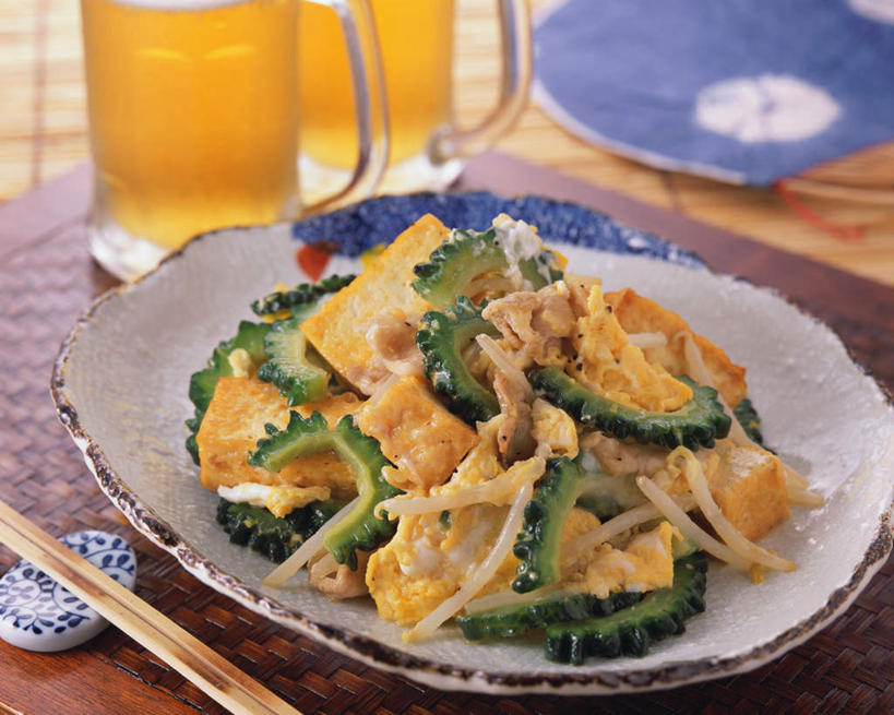 豆腐,啤酒,无人,横图,俯视,室内,特写,白天,餐桌,筷子,桌子,餐具,阴影,新鲜,光线,碟子,盘,影子,肉,食品,酒类,文化,传统,猪肉,肉类,酒,食物,饮料,盘子,碟,有机食品,绿色食品,餐台,礼节,豆制品,礼仪,肉食,豚肉,进餐用具,彩图,高角度拍摄