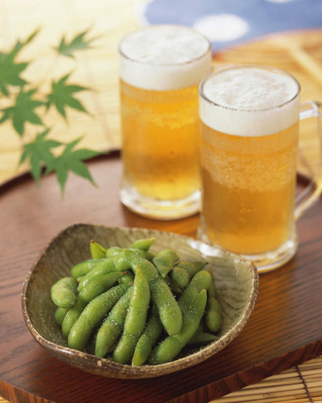 啤酒,无人,竖图,俯视,室内,特写,白天,植物,餐桌,桌子,豆,大豆,蔬菜,杯子,许多,阴影,新鲜,光线,影子,陶瓷,豆类,豆子,毛豆,食品,陶瓷制品,酒类,很多,玻璃制品,酒,食物,饮料,黄色,酒杯,啤酒杯,容器,碗,有机食品,绿色食品,餐台,储藏,储存,豆科,枝豆,玻璃杯,黄豆,彩图,高角度拍摄,贮存