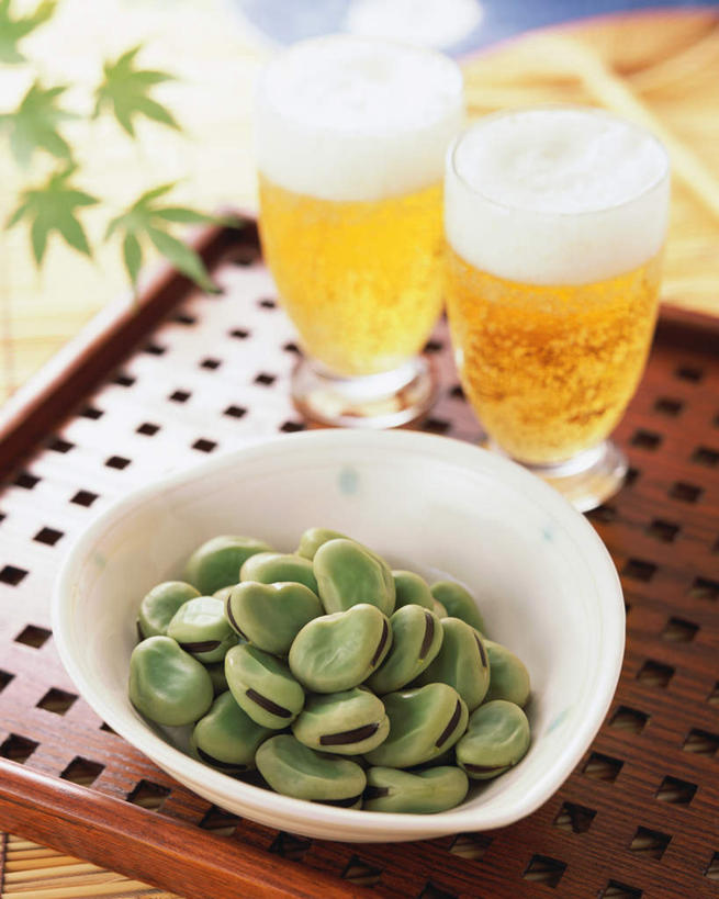 啤酒,无人,竖图,俯视,室内,特写,白天,烹饪,植物,餐桌,桌子,蔬菜,杯子,许多,阴影,新鲜,光线,影子,陶瓷,豆类,豆子,日本料理,料理,食品,蚕豆,胡豆,佛豆,川豆,倭豆,罗汉豆,陶瓷制品,酒类,很多,菜肴,美食,玻璃制品,酒,食物,饮料,黄色,酒杯,啤酒杯,容器,碗,日式料理,日式,佳肴,有机食品,绿色食品,餐台,储藏,储存,豆科,玻璃杯,彩图,高角度拍摄,贮存