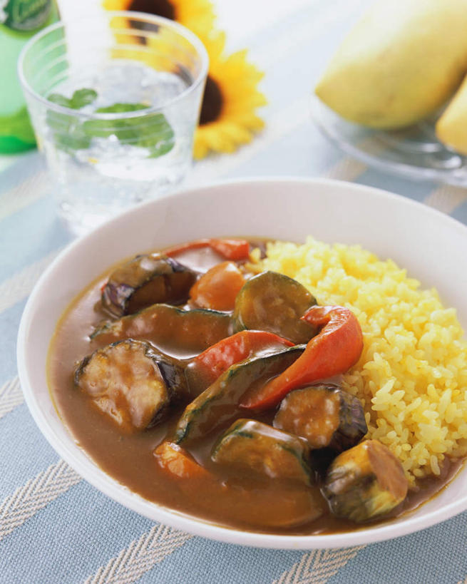 米饭,咖哩,无人,竖图,俯视,室内,特写,白天,烹饪,餐桌,桌子,阴影,光线,影子,陶瓷,调料,日本料理,料理,食品,陶瓷制品,饭,调味品,调味料,咖喱,菜肴,美食,食物,容器,碗,日式料理,日式,佳肴,餐台,储藏,五谷,储存,彩图,高角度拍摄,贮存