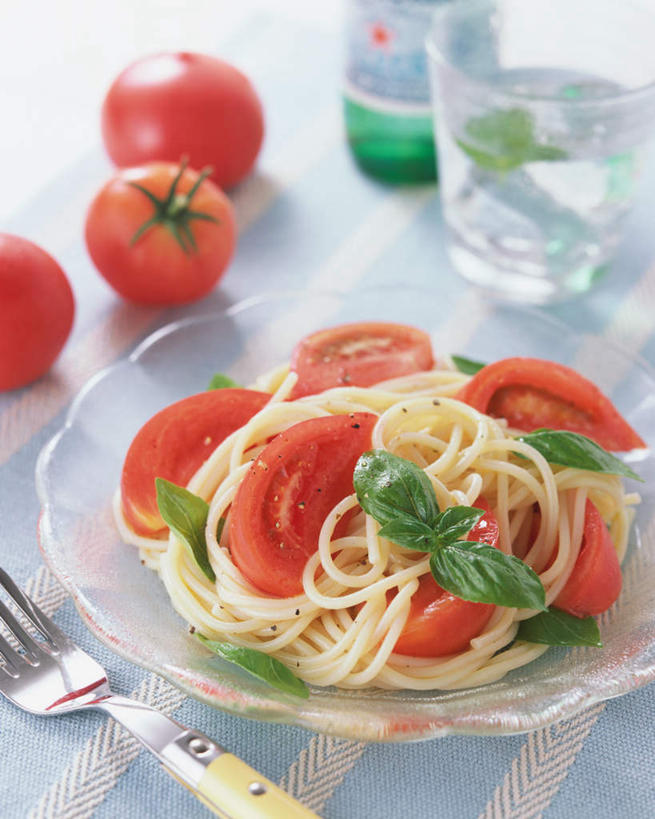 面食,面条,无人,竖图,俯视,室内,特写,白天,烹饪,餐桌,桌子,蔬菜,西红柿,餐具,阴影,新鲜,光线,叉子,碟子,盘,影子,面,日本料理,料理,食品,菜肴,美食,食物,红色,盘子,碟,日式料理,日式,佳肴,有机食品,绿色食品,餐台,餐叉,进餐用具,番茄,彩图,高角度拍摄