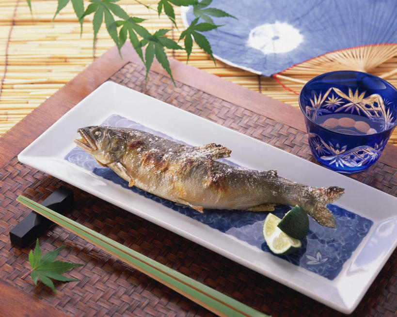 海鲜,无人,横图,俯视,室内,特写,白天,烹饪,餐桌,筷子,桌子,餐具,阴影,光线,鱼,碟子,盘,影子,日本料理,料理,食品,筷架,筷枕,文化,传统,水产,菜肴,美食,鱼类,海洋生物,食物,一个,盘子,碟,日式料理,日式,佳肴,单个,餐台,礼节,筷子架,水生动物,海产品,礼仪,水生物,海底动物,进餐用具,彩图,高角度拍摄