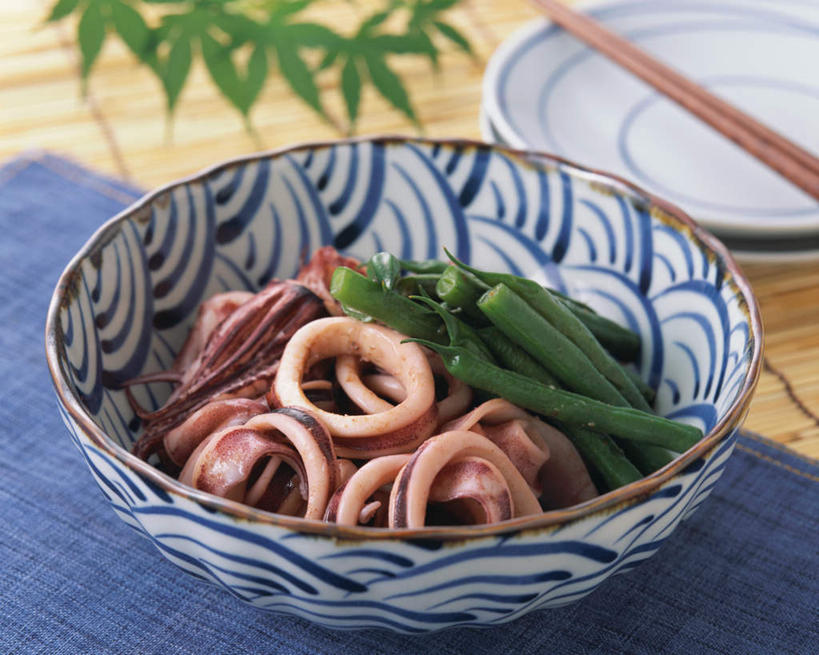 海鲜,无人,横图,俯视,室内,特写,白天,烹饪,餐桌,桌子,鱿鱼,阴影,光线,影子,陶瓷,日本料理,料理,食品,陶瓷制品,水产,菜肴,美食,海洋生物,食物,容器,碗,日式料理,日式,佳肴,餐台,储藏,储存,水生动物,海产品,水生物,海底动物,柔鱼,枪乌贼,彩图,高角度拍摄,贮存