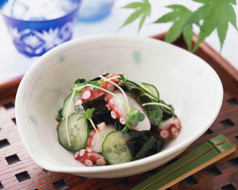 海鲜,无人,横图,俯视,室内,特写,白天,烹饪,餐桌,桌子,章鱼,黄瓜,蔬菜,阴影,新鲜,光线,影子,陶瓷,日本料理,料理,食品,陶瓷制品,水产,菜肴,美食,海洋生物,食物,容器,碗,日式料理,日式,海藻,佳肴,有机食品,绿色食品,餐台,储藏,海草,石吸,死牛,望潮,坐蛸,储存,水生动物,海产品,水生物,海底动物,石居,八爪鱼,青瓜,胡瓜,彩图,高角度拍摄,贮存