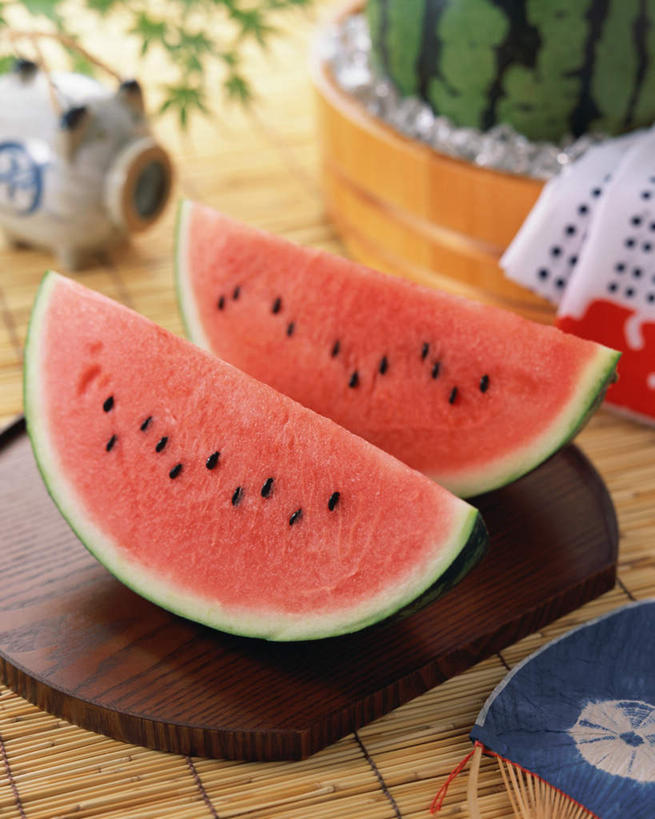 无人,竖图,俯视,室内,特写,白天,餐桌,桌子,西瓜,餐具,水果,阴影,新鲜,光线,碟子,盘,影子,生食,食品,果实,食物,三个,红色,盘子,碟,有机食品,绿色食品,餐台,寒瓜,彩图,高角度拍摄