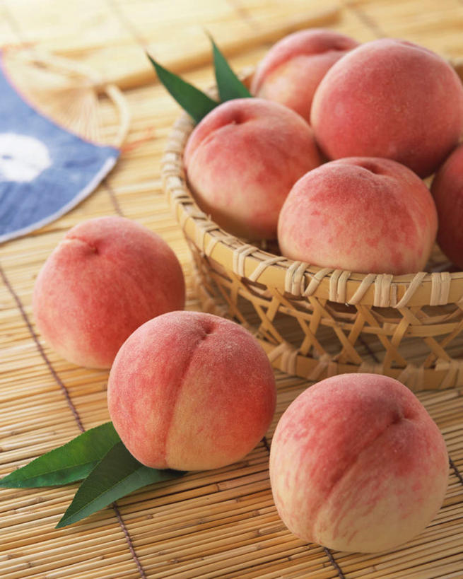 无人,交叉,竖图,俯视,室内,特写,白天,餐桌,桌子,竹子,桃子,水果,许多,阴影,竹制,新鲜,编织,光线,篮子,影子,生食,食品,果实,很多,食物,红色,竹篮,有机食品,绿色食品,餐台,竹条,交织,竹制品,肺果,穿插,彩图,高角度拍摄