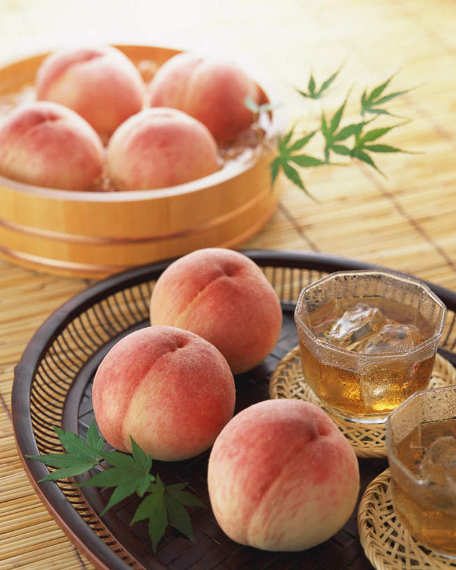 无人,交叉,竖图,俯视,室内,特写,白天,餐桌,桌子,竹子,桃子,水果,许多,阴影,竹制,新鲜,编织,光线,篮子,影子,生食,食品,果实,很多,食物,红色,竹篮,有机食品,绿色食品,餐台,竹条,交织,竹制品,肺果,穿插,彩图,高角度拍摄