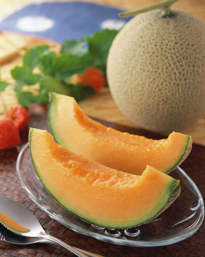 无人,竖图,俯视,室内,特写,白天,餐桌,桌子,餐具,水果,切开,阴影,新鲜,光线,碟子,盘,影子,哈密瓜,生食,食品,果实,甜瓜,食物,黄色,盘子,碟,切,有机食品,绿色食品,餐台,网纹瓜,甘瓜,剖面,切面,彩图,高角度拍摄