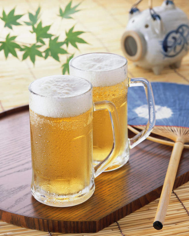 啤酒,无人,竖图,俯视,室内,特写,白天,餐桌,桌子,杯子,餐具,阴影,光线,碟子,盘,扇子,影子,酒类,两杯,玻璃制品,酒,饮料,一个,黄色,盘子,酒杯,啤酒杯,碟,单个,餐台,玻璃杯,彩图,高角度拍摄