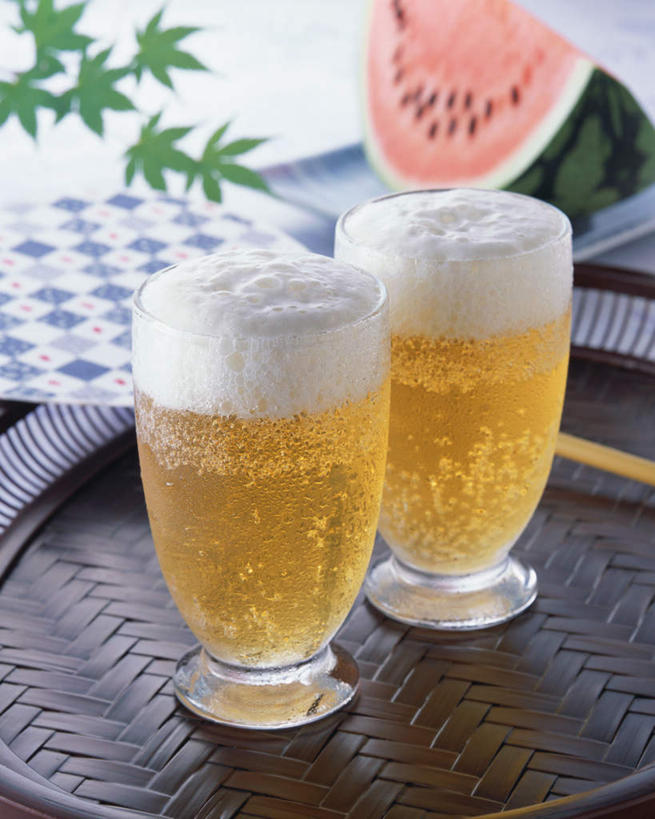 啤酒,无人,竖图,俯视,室内,特写,白天,餐桌,桌子,西瓜,杯子,餐具,水果,阴影,新鲜,光线,碟子,盘,影子,生食,食品,果实,酒类,两杯,玻璃制品,酒,食物,饮料,一个,黄色,红色,盘子,酒杯,啤酒杯,碟,有机食品,绿色食品,单个,餐台,玻璃杯,寒瓜,彩图,高角度拍摄