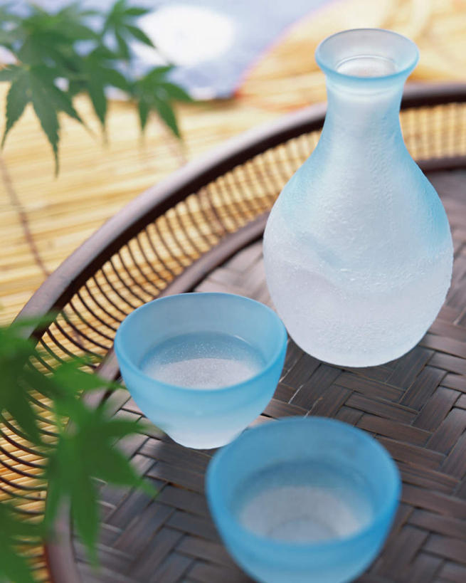 无人,竖图,俯视,室内,特写,白天,餐桌,桌子,静物,杯子,餐具,阴影,光线,碟子,盘,影子,玻璃制品,酒瓶,两个,一个,盘子,玻璃瓶,瓶子,水杯,碟,单个,餐台,茶杯,彩图,高角度拍摄