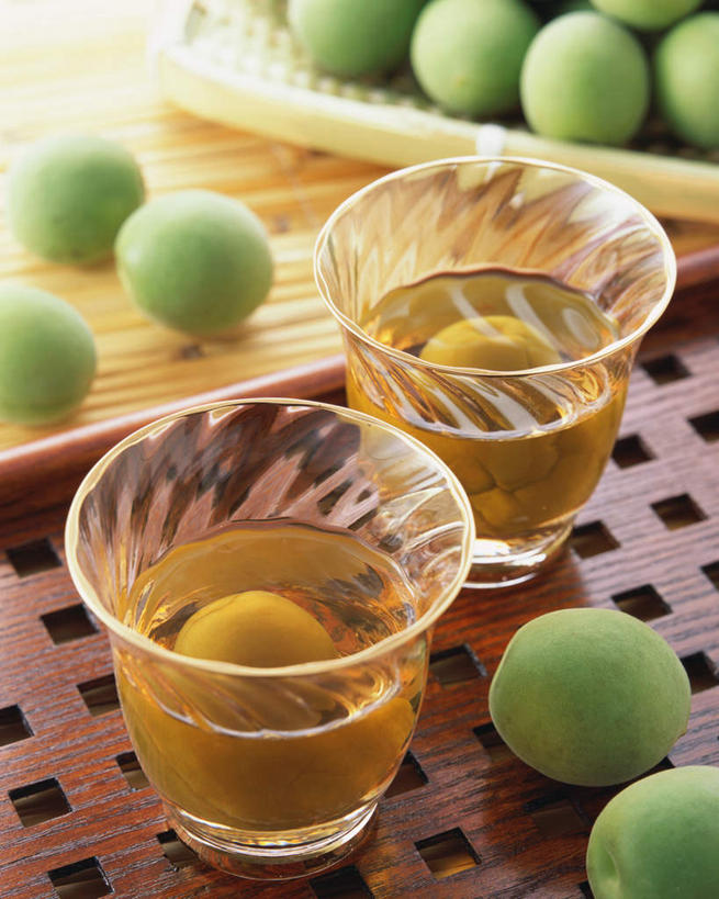 葡萄酒,无人,竖图,俯视,室内,特写,白天,餐桌,桌子,李子,杯子,水果,许多,阴影,新鲜,光线,影子,生食,食品,果实,酒类,很多,玻璃制品,酒,食物,饮料,绿色,水杯,有机食品,绿色食品,餐台,红李,鸡血李,杏李,玻璃杯,彩图,高角度拍摄