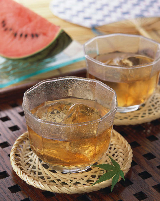 无人,竖图,俯视,室内,特写,白天,幸福,餐桌,茶,桌子,西瓜,杯子,水果,阴影,新鲜,光线,影子,生食,茶叶,食品,果实,娱乐,食物,水杯,享受,休闲,温馨,放松,乐趣,有机食品,绿色食品,餐台,提神,舒适,醒脑,茶杯,寒瓜,彩图,高角度拍摄