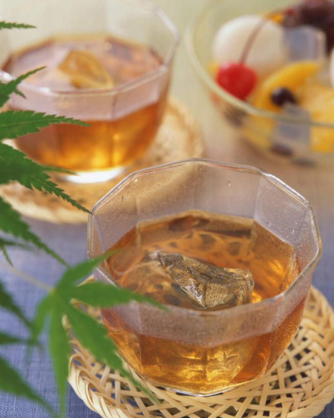 无人,竖图,俯视,室内,特写,白天,幸福,餐桌,茶,桌子,杯子,阴影,光线,影子,茶叶,娱乐,水杯,享受,休闲,温馨,放松,乐趣,餐台,提神,舒适,醒脑,茶杯,彩图,高角度拍摄