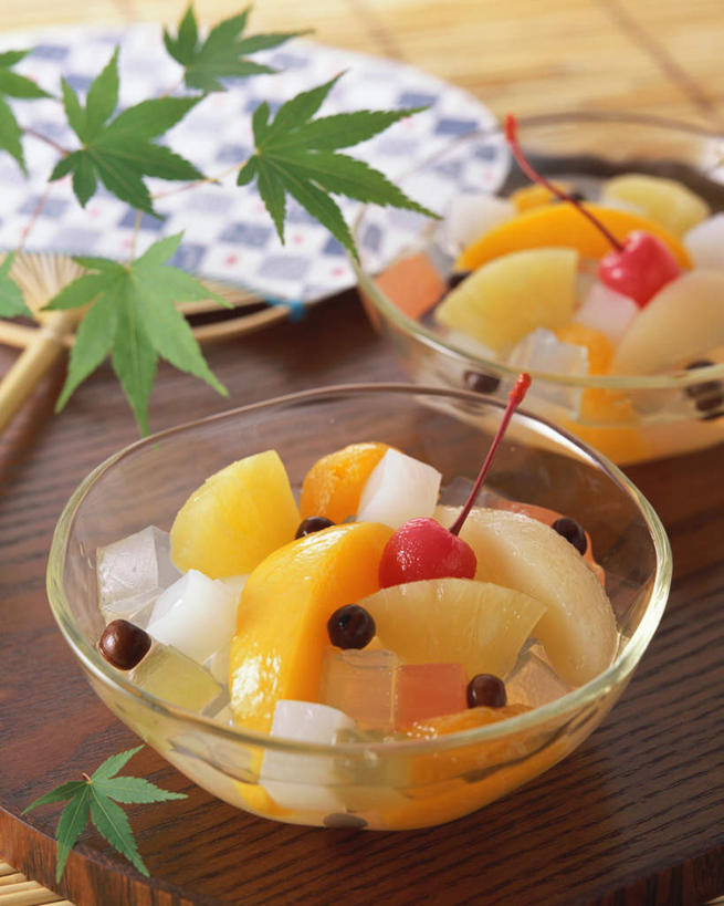 无人,竖图,俯视,室内,特写,白天,植物,餐桌,桌子,椰子,樱桃,豆,水果,玻璃,阴影,新鲜,光线,影子,豆类,豆子,黑豆,生食,沙拉,食品,果实,色拉,沙律,水果沙拉,玻璃制品,食物,两个,容器,碗,有机食品,绿色食品,餐台,色拉酱,储藏,储存,千岛酱,豆科,乌豆,乌大豆,大椰,胥余,椰瓢,越王头,樱珠,莺桃,英桃,楔桃,牛桃,荆桃,彩图,高角度拍摄,贮存