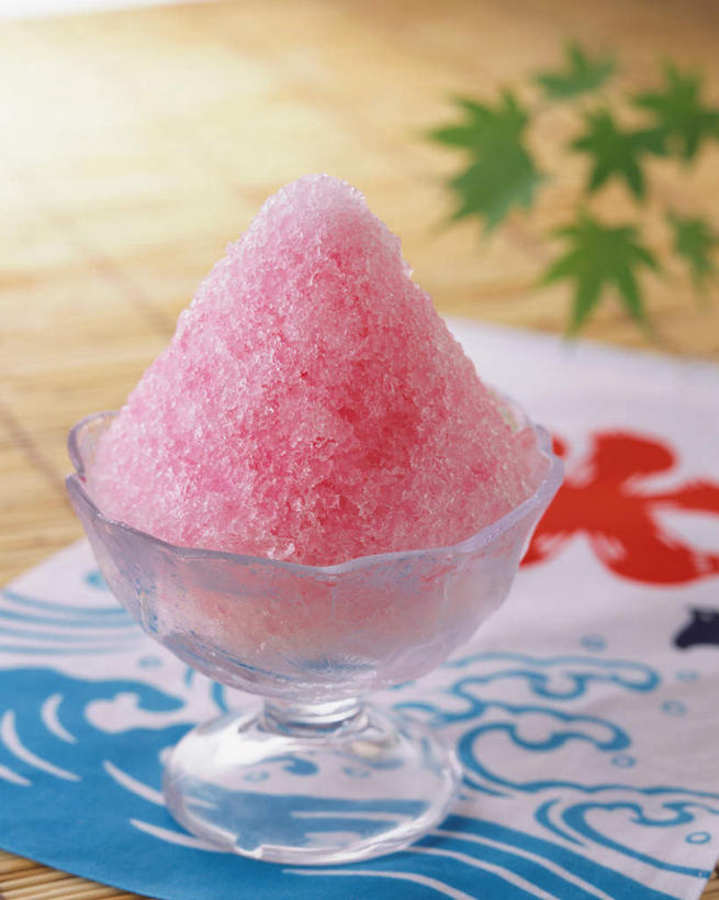 无人,竖图,俯视,室内,特写,白天,餐桌,桌子,杯子,阴影,光线,影子,冰激凌,清凉,玻璃制品,粉色,水杯,冷饮,舒服,冰淇淋,餐台,解暑,解渴,雪糕,舒爽,冰糕,消暑,玻璃杯,彩图,高角度拍摄