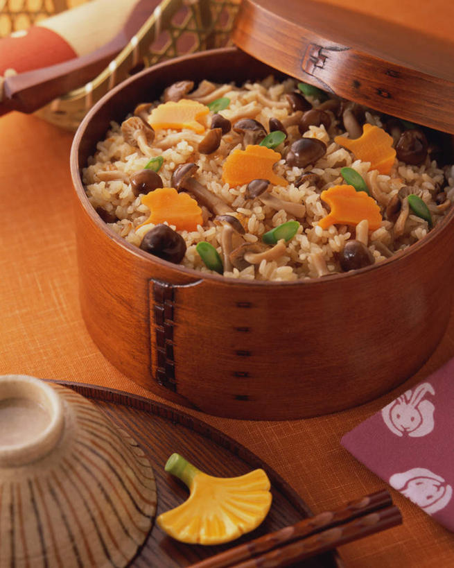 蒸笼,米饭,无人,竖图,俯视,室内,特写,白天,烹饪,餐桌,桌子,蔬菜,厨具,阴影,竹制,新鲜,光线,影子,菌菇,蘑菇,日本料理,料理,食品,饭,菌类,菜肴,美食,食物,日式料理,日式,橙色,食用菌,佳肴,有机食品,绿色食品,餐台,五谷,竹制品,笼屉,烹饪用具,烹调用具,烹调,彩图,高角度拍摄