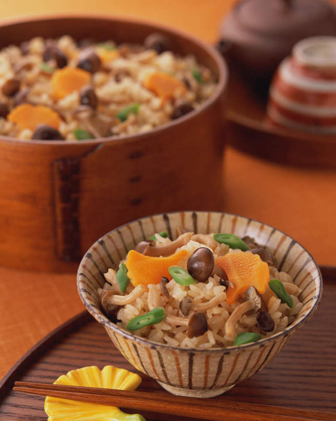 蒸笼,米饭,无人,竖图,俯视,室内,特写,白天,烹饪,餐桌,桌子,蔬菜,厨具,阴影,竹制,新鲜,光线,影子,陶瓷,菌菇,蘑菇,日本料理,料理,食品,陶瓷制品,饭,菌类,菜肴,美食,食物,容器,碗,日式料理,日式,橙色,食用菌,佳肴,有机食品,绿色食品,餐台,储藏,五谷,竹制品,储存,笼屉,烹饪用具,烹调用具,烹调,彩图,高角度拍摄,贮存