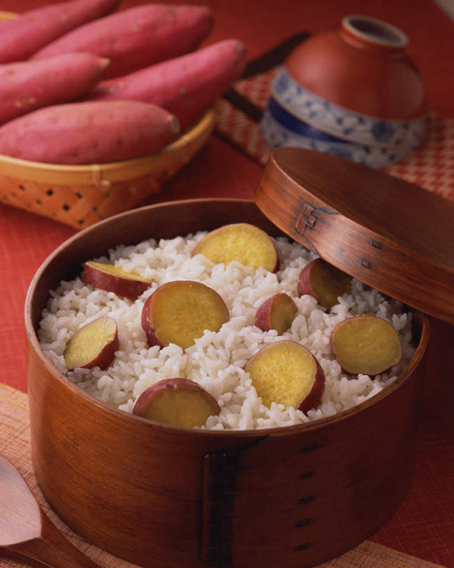 蒸笼,米饭,无人,竖图,俯视,室内,特写,白天,烹饪,餐桌,桌子,红薯,蔬菜,厨具,竹制,新鲜,日本料理,料理,食品,饭,菜肴,美食,食物,日式料理,日式,佳肴,有机食品,绿色食品,餐台,五谷,竹制品,笼屉,烹饪用具,烹调用具,山芋,甘薯,番薯,地瓜,烹调,彩图,高角度拍摄