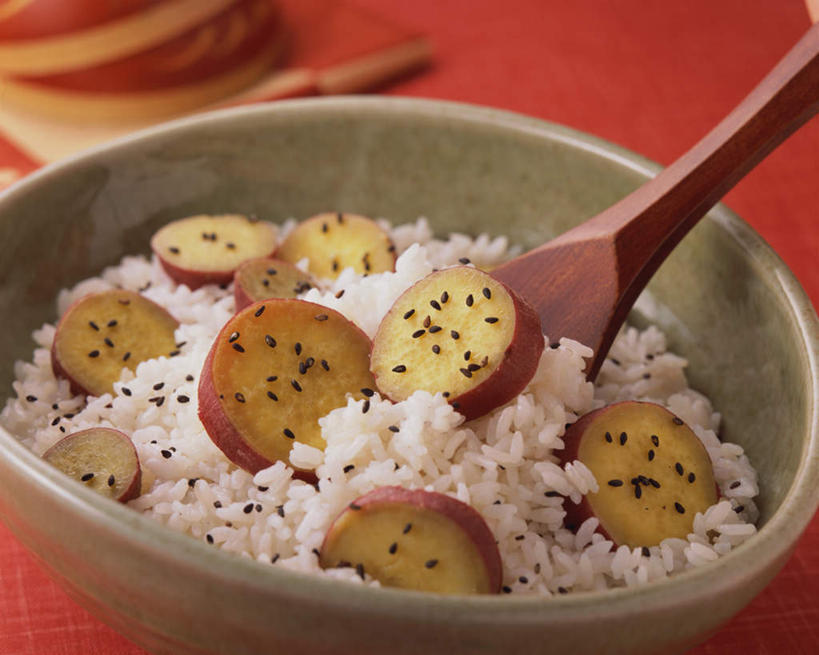 米饭,无人,横图,俯视,室内,特写,白天,烹饪,餐桌,桌子,红薯,蔬菜,新鲜,木制,铲子,陶瓷,日本料理,料理,食品,陶瓷制品,饭,菜肴,美食,食物,木制品,容器,碗,日式料理,日式,佳肴,有机食品,绿色食品,餐台,储藏,五谷,储存,山芋,甘薯,番薯,地瓜,彩图,高角度拍摄,贮存