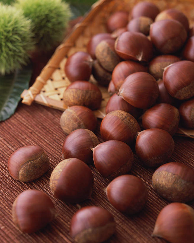 无人,交叉,竖图,俯视,室内,特写,白天,餐桌,桌子,竹子,蔬菜,许多,阴影,竹制,新鲜,编织,光线,篮子,影子,板栗,栗子,食品,坚果,毛栗子,很多,食物,竹篮,有机食品,绿色食品,餐台,竹条,交织,竹制品,毛栗,栗果,栗楔,穿插,彩图,高角度拍摄