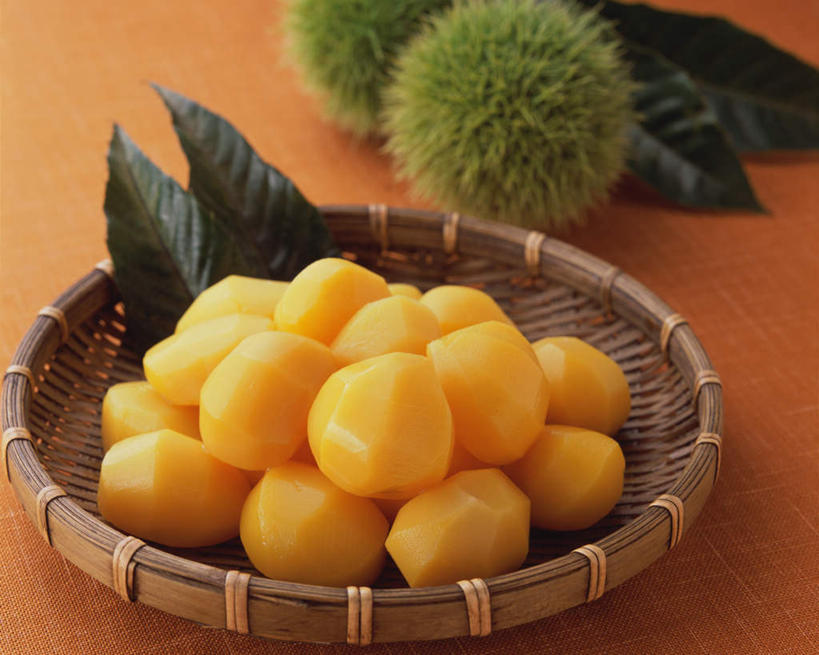 无人,交叉,横图,俯视,室内,特写,白天,餐桌,桌子,竹子,蔬菜,许多,阴影,竹制,新鲜,编织,光线,篮子,影子,板栗,栗子,食品,坚果,毛栗子,很多,食物,黄色,竹篮,有机食品,绿色食品,餐台,竹条,交织,竹制品,毛栗,栗果,栗楔,穿插,彩图,高角度拍摄