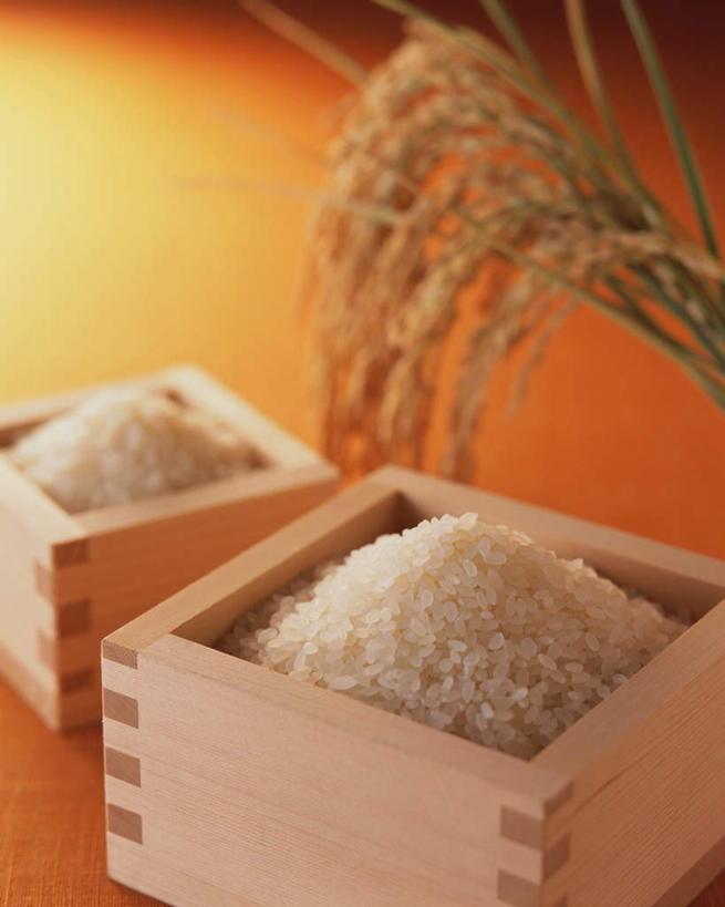 无人,竖图,俯视,室内,特写,白天,一堆,许多,堆叠,堆积,黄色背景,木制,木盒,谷类,谷物,米,很多,大米,木制品,容器,摄影,影棚,储藏,堆,储存,彩图,高角度拍摄,影棚拍摄,拍摄,贮存