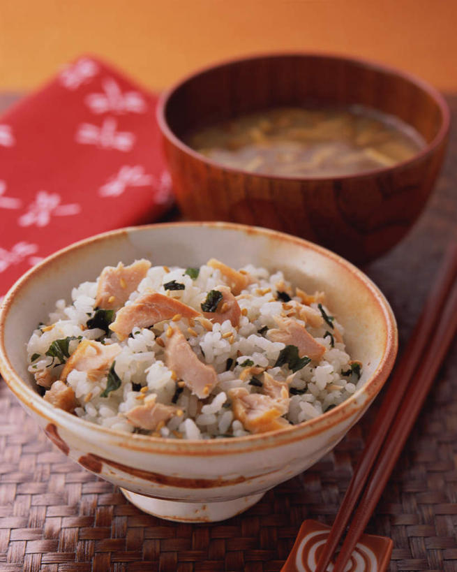 海鲜,三文鱼,无人,竖图,俯视,室内,特写,白天,烹饪,餐桌,筷子,桌子,鲑鱼,餐具,阴影,光线,影子,陶瓷,肉,汤,鱼肉,日本料理,料理,食品,陶瓷制品,文化,传统,水产,菜肴,美食,肉类,海洋生物,食物,容器,碗,日式料理,日式,佳肴,餐台,储藏,礼节,大马哈鱼,储存,水生动物,海产品,礼仪,水生物,肉食,海底动物,撒蒙鱼,萨门鱼,冰海之皇,鲑,马哈鱼,麻哈鱼,大麻哈鱼,进餐用具,彩图,高角度拍摄,贮存