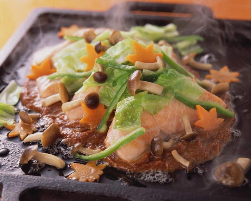 海鲜,三文鱼,无人,横图,俯视,室内,特写,白天,烹饪,餐桌,桌子,鲑鱼,蔬菜,阴影,新鲜,光线,影子,陶瓷,肉,汤,鱼肉,日本料理,料理,食品,坚果,陶瓷制品,水产,菜肴,美食,肉类,海洋生物,食物,容器,碗,日式料理,干果,日式,佳肴,有机食品,绿色食品,餐台,储藏,大马哈鱼,储存,水生动物,海产品,水生物,肉食,海底动物,撒蒙鱼,萨门鱼,冰海之皇,鲑,马哈鱼,麻哈鱼,大麻哈鱼,银杏,白果,彩图,高角度拍摄,贮存