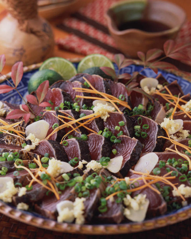 海鲜,生鱼片,无人,竖图,俯视,室内,特写,白天,烹饪,餐桌,桌子,蔬菜,餐具,叶子,阴影,新鲜,光线,碟子,盘,影子,肉,鱼肉,日本料理,鱼片,料理,食品,绿叶,鲔鱼,水产,金枪鱼,菜肴,美食,肉类,海洋生物,食物,盘子,碟,日式料理,日式,嫩叶,佳肴,有机食品,绿色食品,餐台,吞拿鱼,水生动物,海产品,水生物,肉食,海底动物,沙西米,叶,叶片,彩图,高角度拍摄,刺身