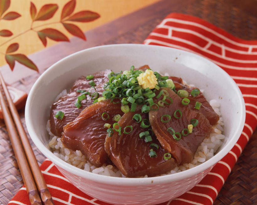 海鲜,米饭,生鱼片,无人,横图,俯视,室内,特写,白天,烹饪,餐桌,筷子,桌子,蔬菜,餐具,叶子,阴影,新鲜,光线,布料,影子,陶瓷,肉,鱼肉,日本料理,鱼片,料理,食品,绿叶,陶瓷制品,饭,鲔鱼,布纹,文化,传统,水产,金枪鱼,菜肴,美食,肉类,海洋生物,桌布,食物,餐巾,容器,台布,碗,日式料理,日式,嫩叶,佳肴,有机食品,绿色食品,餐台,储藏,礼节,五谷,吞拿鱼,储存,水生动物,海产品,礼仪,水生物,肉食,海底动物,沙西米,叶,叶片,进餐用具,彩图,高角度拍摄,贮存,刺身