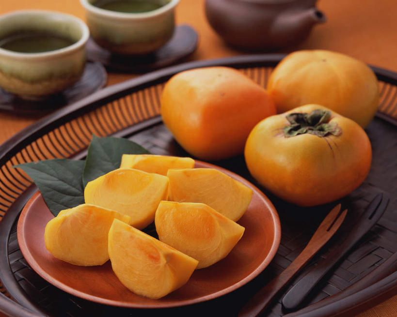 无人,横图,俯视,室内,特写,白天,餐桌,桌子,柿子,餐具,水果,一堆,许多,阴影,堆叠,堆积,新鲜,光线,碟子,盘,影子,生食,食品,果实,很多,食物,黄色,盘子,碟,有机食品,绿色食品,餐台,堆,彩图,高角度拍摄