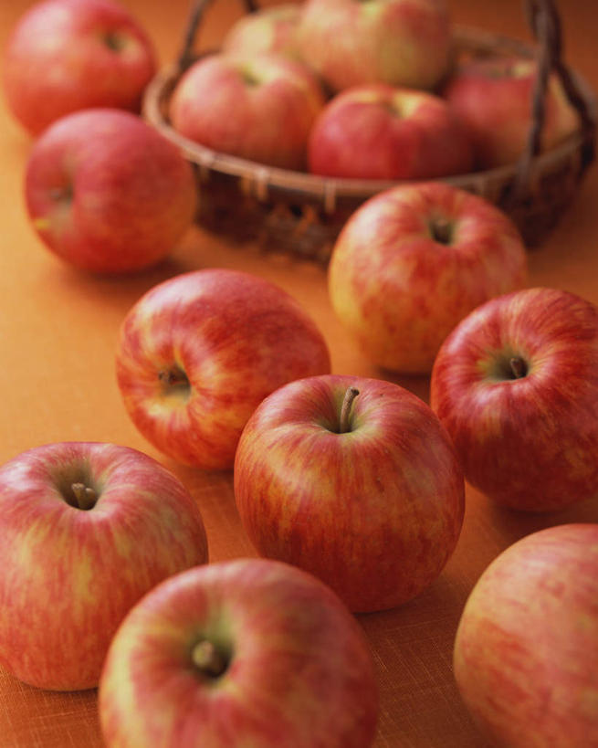 无人,交叉,竖图,俯视,室内,特写,白天,竹子,苹果,水果,许多,黄色背景,竹制,新鲜,编织,篮子,生食,食品,果实,很多,食物,一个,红色,竹篮,摄影,有机食品,绿色食品,影棚,单个,竹条,交织,竹制品,穿插,彩图,高角度拍摄,影棚拍摄,拍摄