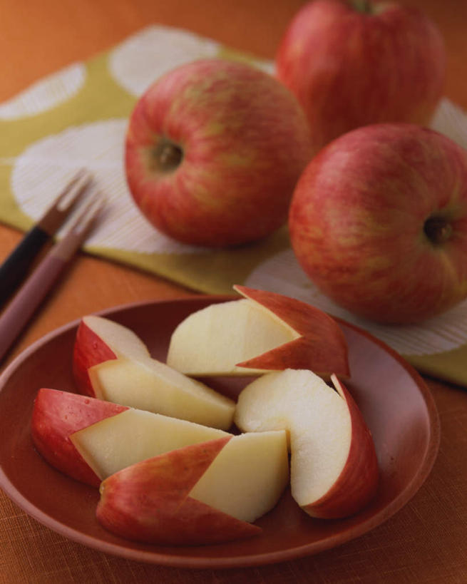 无人,交叉,竖图,俯视,室内,特写,白天,竹子,苹果,水果,许多,切开,黄色背景,竹制,新鲜,编织,篮子,生食,食品,果实,很多,食物,一个,红色,竹篮,切,摄影,有机食品,绿色食品,影棚,单个,竹条,交织,竹制品,剖面,切面,穿插,彩图,高角度拍摄,影棚拍摄,拍摄