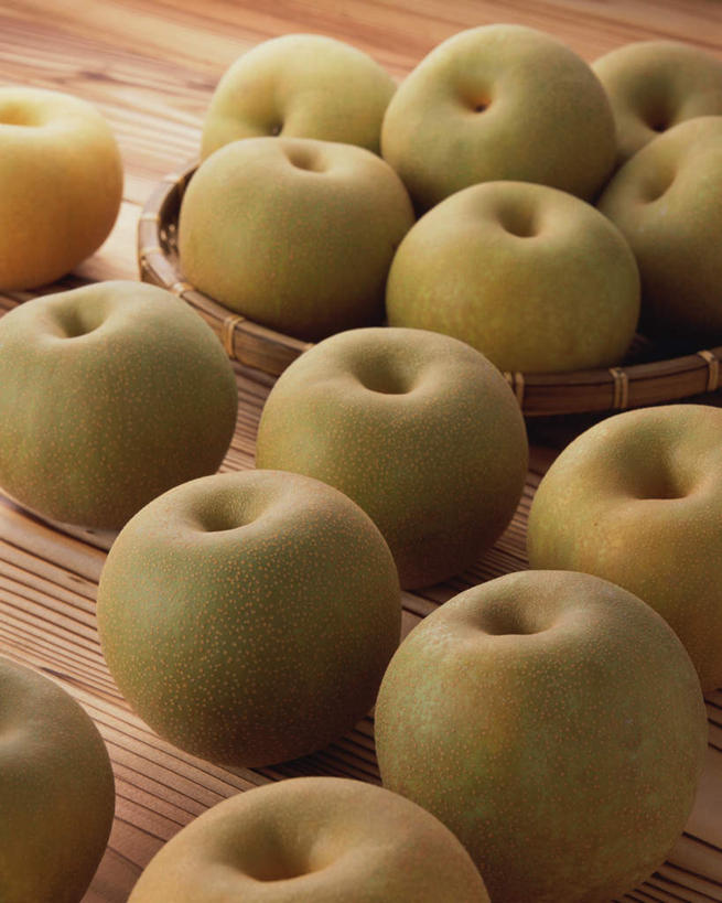 无人,交叉,竖图,俯视,室内,特写,白天,餐桌,桌子,竹子,梨,水果,许多,阴影,竹制,新鲜,编织,光线,篮子,影子,生食,食品,果实,很多,食物,绿色,竹篮,香梨,有机食品,绿色食品,餐台,竹条,交织,竹制品,穿插,生梨,彩图,高角度拍摄