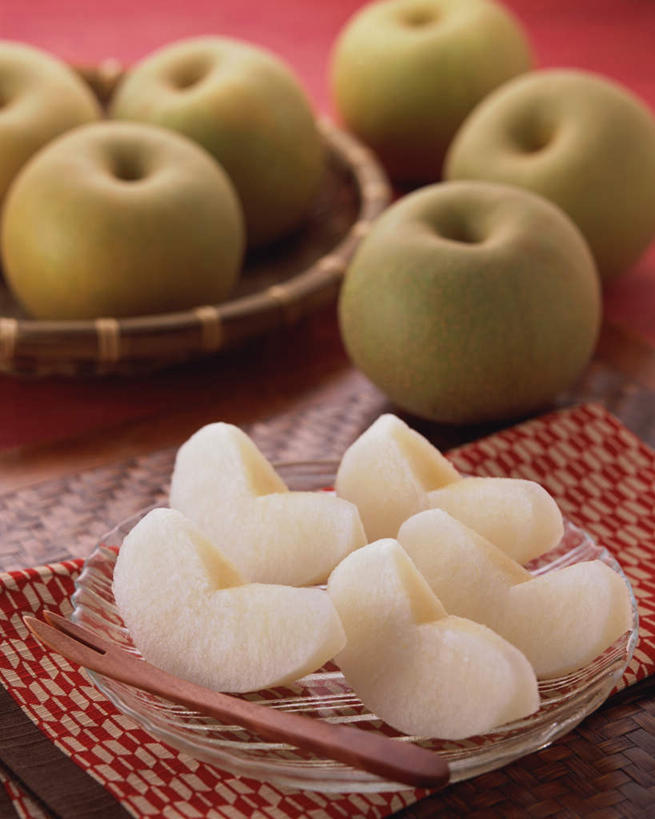 无人,交叉,竖图,俯视,室内,特写,白天,餐桌,桌子,竹子,梨,水果,许多,切开,阴影,竹制,新鲜,编织,光线,篮子,影子,生食,食品,果实,很多,食物,绿色,竹篮,切,香梨,有机食品,绿色食品,餐台,竹条,交织,竹制品,剖面,切面,穿插,生梨,彩图,高角度拍摄