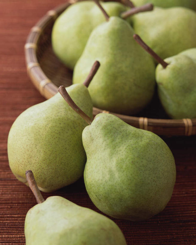 无人,交叉,竖图,俯视,室内,特写,白天,餐桌,桌子,竹子,梨,水果,许多,阴影,竹制,新鲜,编织,光线,篮子,影子,生食,食品,果实,很多,食物,绿色,竹篮,香梨,有机食品,绿色食品,餐台,竹条,交织,竹制品,穿插,生梨,彩图,高角度拍摄