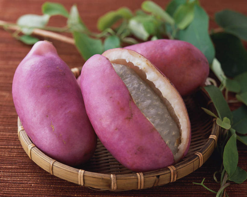 无人,交叉,横图,俯视,室内,特写,白天,餐桌,桌子,竹子,水果,阴影,竹制,新鲜,编织,光线,篮子,影子,生食,食品,果实,食物,三个,竹篮,有机食品,绿色食品,餐台,竹条,交织,竹制品,穿插,八月炸,三叶木通,三叶拿绳,彩图,高角度拍摄