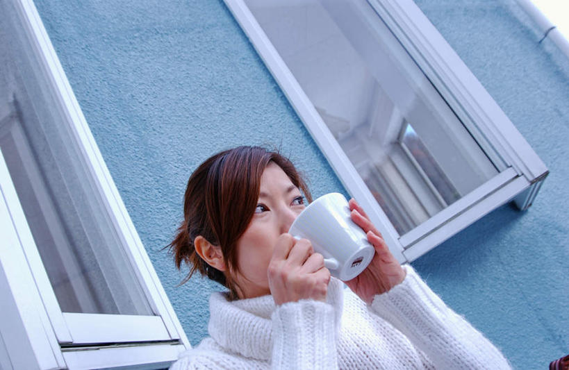 东方人,一个人,站,横图,室外,白天,仰视,窗户,杯子,亚洲,仅一个年轻女性,仅一个女性,仅一个人,握,服装,瓷器,墙,咖啡杯,陶瓷制品,拿,拿着,注视,休闲装,黄种人,玻璃窗,墙壁,墙面,衣服,观察,看,站着,休闲,休闲服,握着,服饰,观看,察看,关注,瓷杯,年轻女性,女人,女性,亚洲人,站立,半身,彩图,低角度拍摄