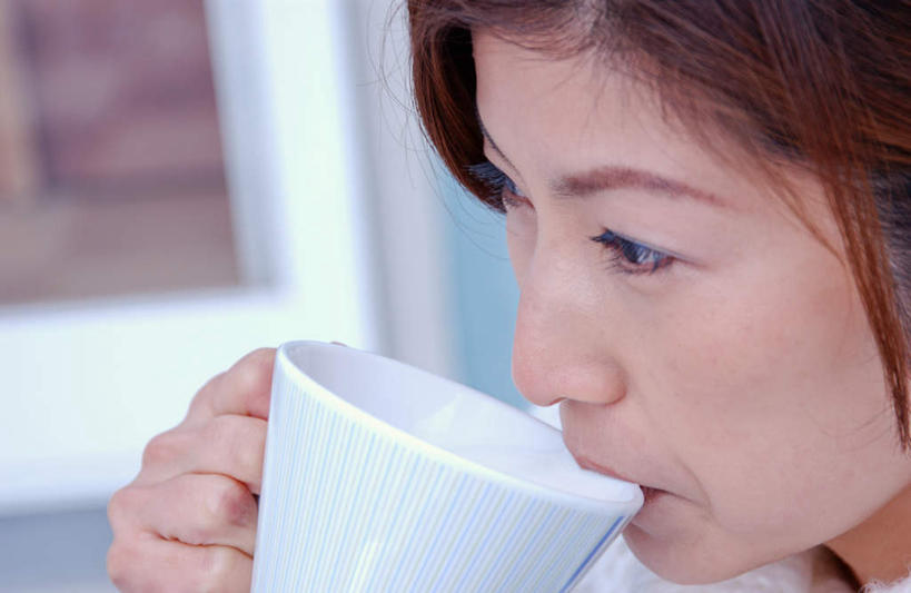 东方人,脸,头,脸颊,手,一个人,站,横图,室外,特写,白天,侧面,窗户,杯子,亚洲,仅一个年轻女性,仅一个女性,仅一个人,握,服装,瓷器,墙,咖啡杯,陶瓷制品,拿,拿着,注视,休闲装,黄种人,玻璃窗,墙壁,墙面,衣服,观察,看,站着,休闲,手部,休闲服,握着,服饰,观看,察看,关注,瓷杯,年轻女性,女人,女性,亚洲人,头部,脸部,脸蛋,面部,站立,半身,彩图