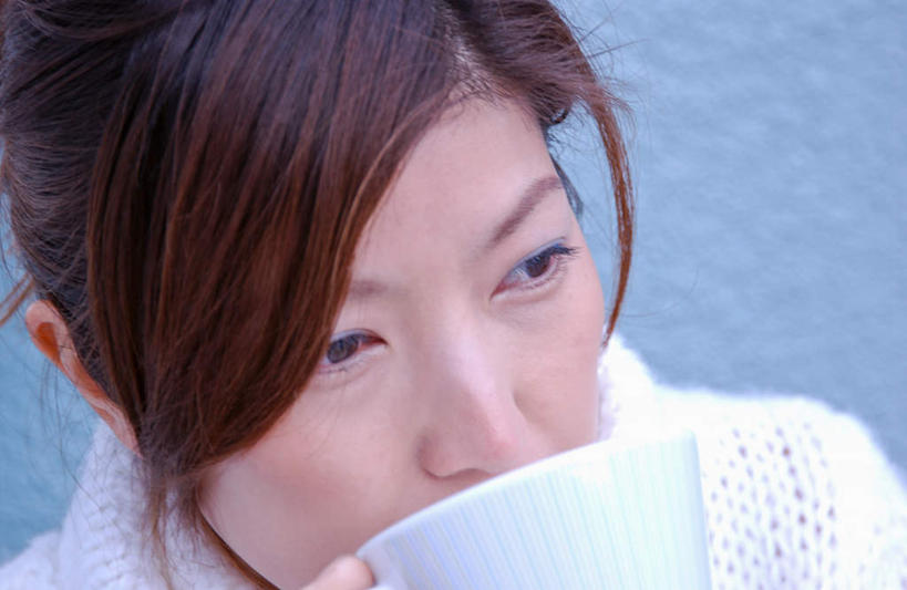 东方人,脸,头,脸颊,手,一个人,站,横图,室外,特写,白天,侧面,窗户,杯子,亚洲,仅一个年轻女性,仅一个女性,仅一个人,握,服装,瓷器,墙,咖啡杯,陶瓷制品,拿,拿着,注视,休闲装,黄种人,玻璃窗,墙壁,墙面,衣服,观察,看,站着,休闲,手部,休闲服,握着,服饰,观看,察看,关注,瓷杯,年轻女性,女人,女性,亚洲人,头部,脸部,脸蛋,面部,站立,半身,彩图